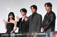 　映画「愚か者の身分」公開記念舞台あいさつに登場した（左から）山下美月、林裕太、北村匠海、綾野剛（撮影・伊藤笙子）