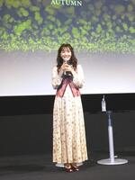 　笑顔でトークする菅井友香