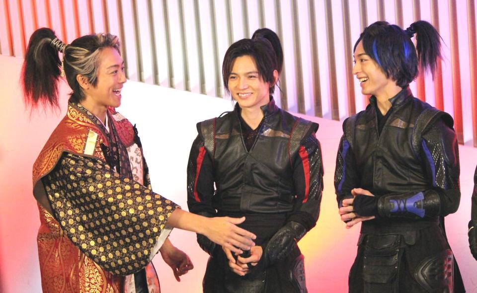 　笑顔で話す（左から）ＴＡＫＡＨＩＲＯ、佐藤大樹、木村慧人