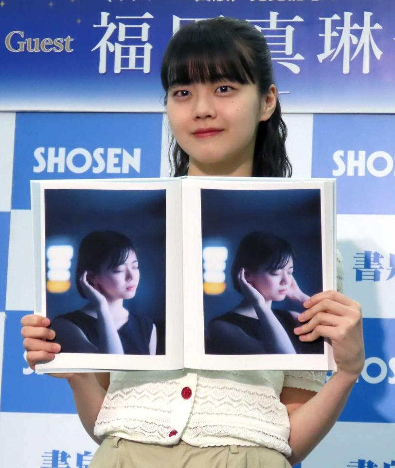 　初の写真集「ＭＡＲＩＮＥ」を発売したつばきファクトリーの福田真琳