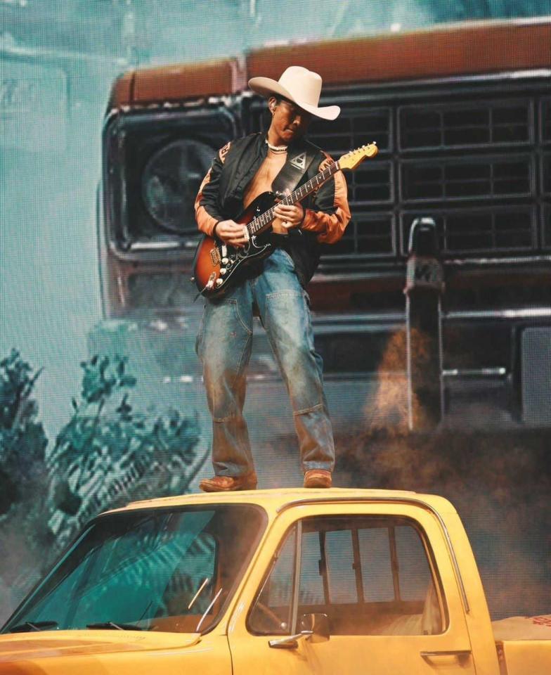 　ヴィンテージカーの上でギターを弾く平井大（撮影・Ｌａｄｙ　Ｂｒｏｗｎ　Ｐｉｃｔｕｒｅｓ）