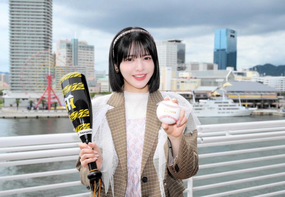 　神戸の街並みを背にポーズを決めるＦＲＵＩＴＳ　ＺＩＰＰＥＲの鎮西寿々歌（撮影・金居みつよし）