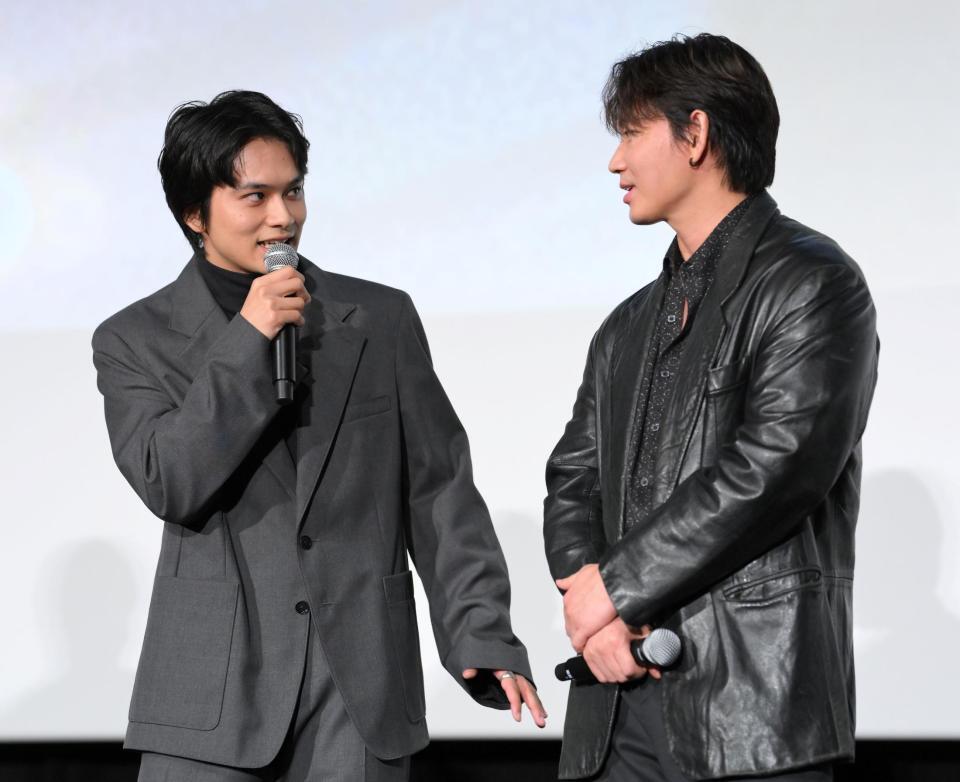 　劇中に登場した「缶蹴り」のルールを綾野剛（右）に説明する北村匠海（撮影・伊藤笙子）