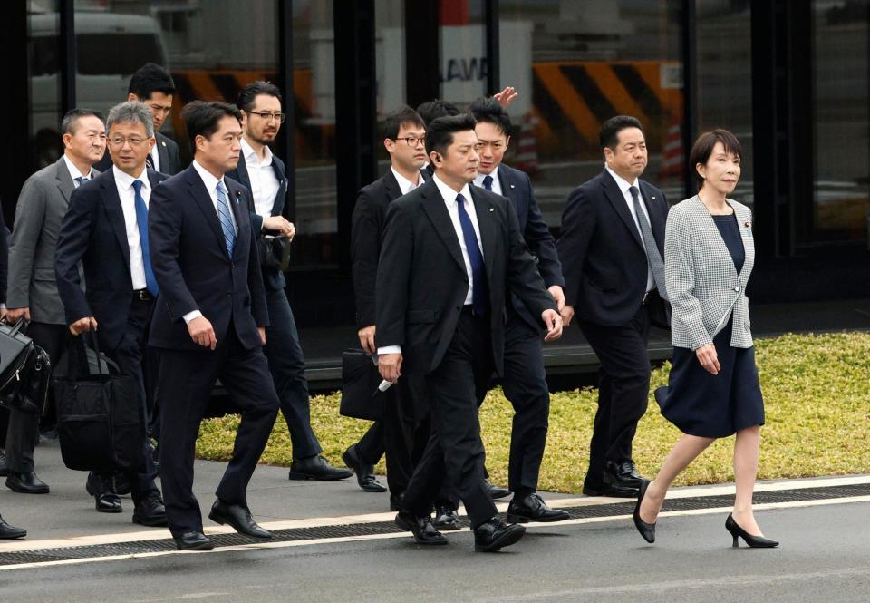 　初外遊となるマレーシアに向け出発する高市首相（右端）