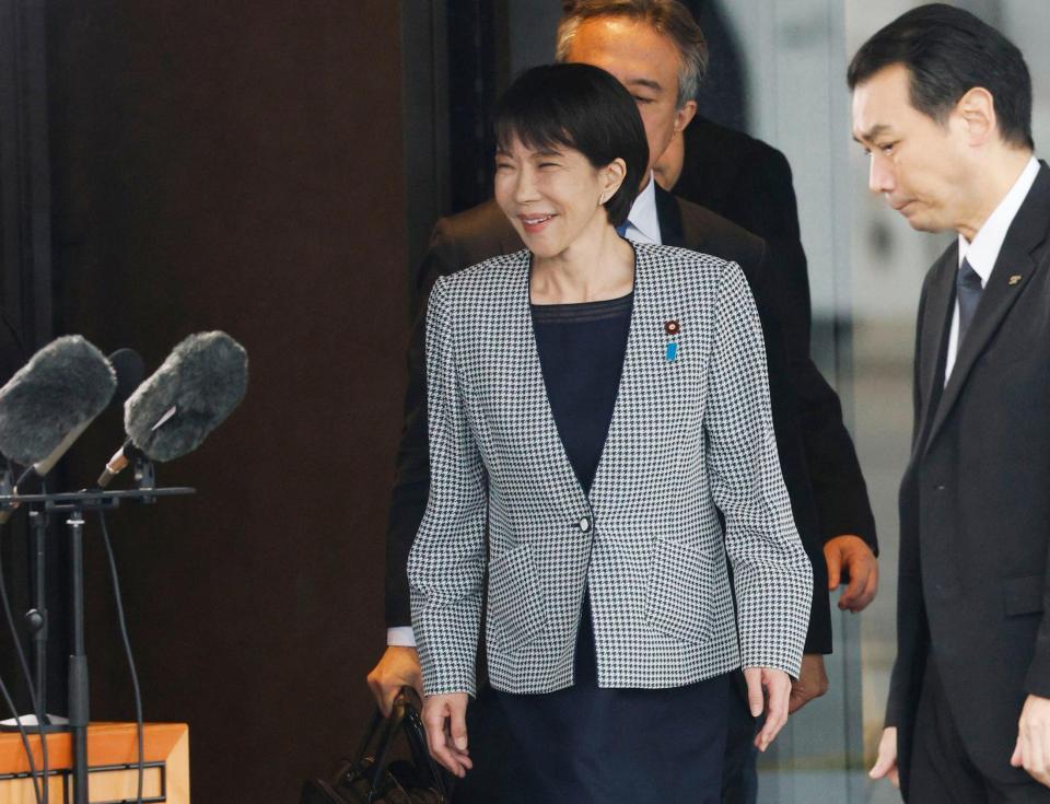 　初外遊を前に報道陣の取材に臨む高市首相