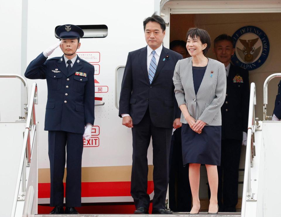 　初外遊となるマレーシアに向け出発する高市首相（右）