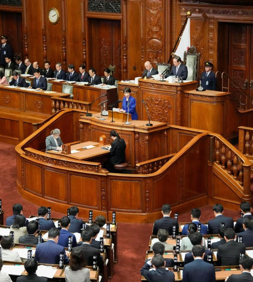 　衆院本会議で就任後初めての所信表明演説をする高市首相＝２４日