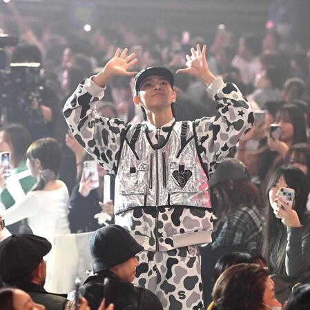 　ファンに手を振る笑大郎（撮影・園田高夫）