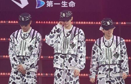 　初勝利に涙ぐむ笑大郎（中央）＝撮影・園田高夫