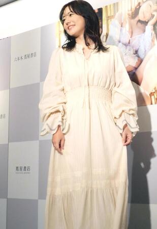 　会見を行った磯山さやか