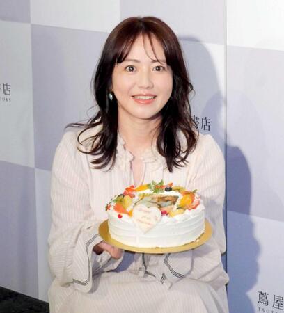 　デビュー２５周年を祝うケーキを手にする磯山さやか
