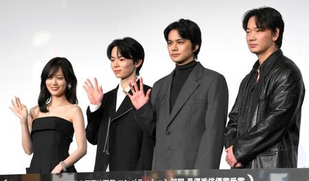 　舞台あいさつに登場した（左から）山下美月、林裕太、北村匠海、綾野剛（撮影・伊藤笙子）