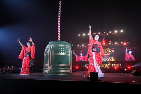 　女形の衣装で登場したナインティナイン