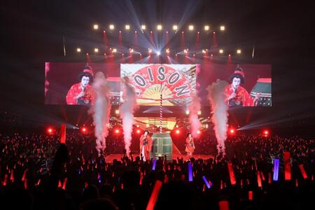 　女形の衣装で登場したナインティナイン