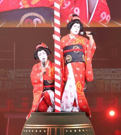 　女形の衣装で登場したナインティナイン