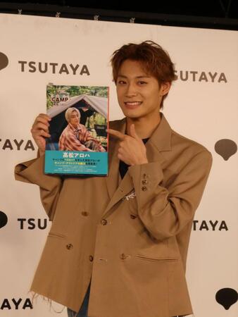 　撮影に応じる高松アロハ