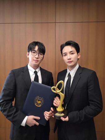 　ＳＥＶＥＮＴＥＥＮの公式Ｘ＠ｐｌｅｄｉｓ＿１７より（左から）ウォヌ、ジョンハン