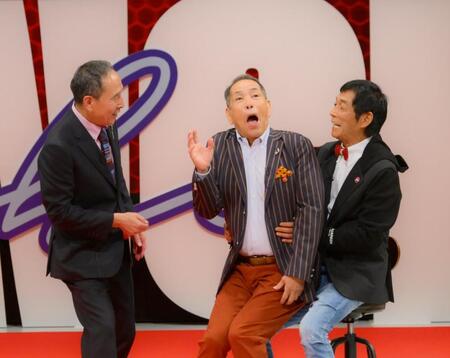 　シークレットゲストとして登場した明石家さんま（右）と、ザ・ぼんちの里見まさと（左）、ぼんちおさむ
