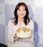 　デビュー２５周年を祝うケーキを手にする磯山さやか