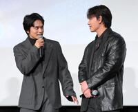 　劇中に登場した「缶蹴り」のルールを綾野剛（右）に説明する北村匠海（撮影・伊藤笙子）