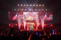 　女形の衣装で登場したナインティナイン