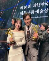 韓国芸能プロダクション・ＢＨ　Ｅｎｔｅｒｔａｉｎｍｅｎｔの公式インスタグラム＠ｂｈｅｎｔ＿ｏｆｆｉｃｉａｌより（左から）パク・ボヨン、イ・ビョンホン