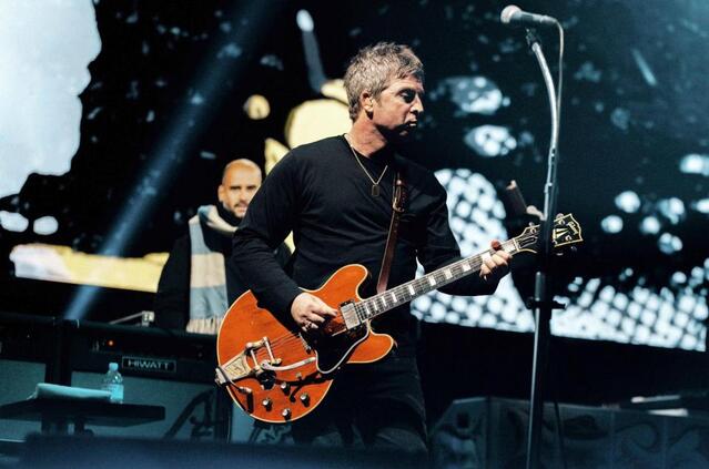 オアシス、16年ぶり来日公演 ノエルとリアムのギャラガー兄弟が