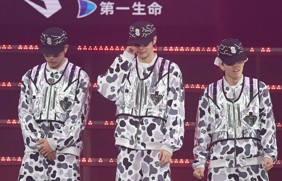 　初勝利に涙ぐむ笑大郎（中央）＝撮影・園田高夫