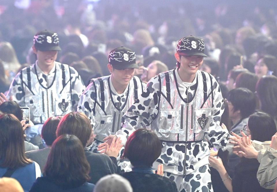 　初勝利を飾りファンとタッチする笑大郎（右）ら