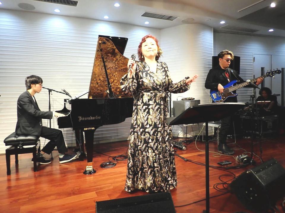 　長男のサトウレイ（右）、教え子の穴水佑輔（左）とライブを行った丸山圭子