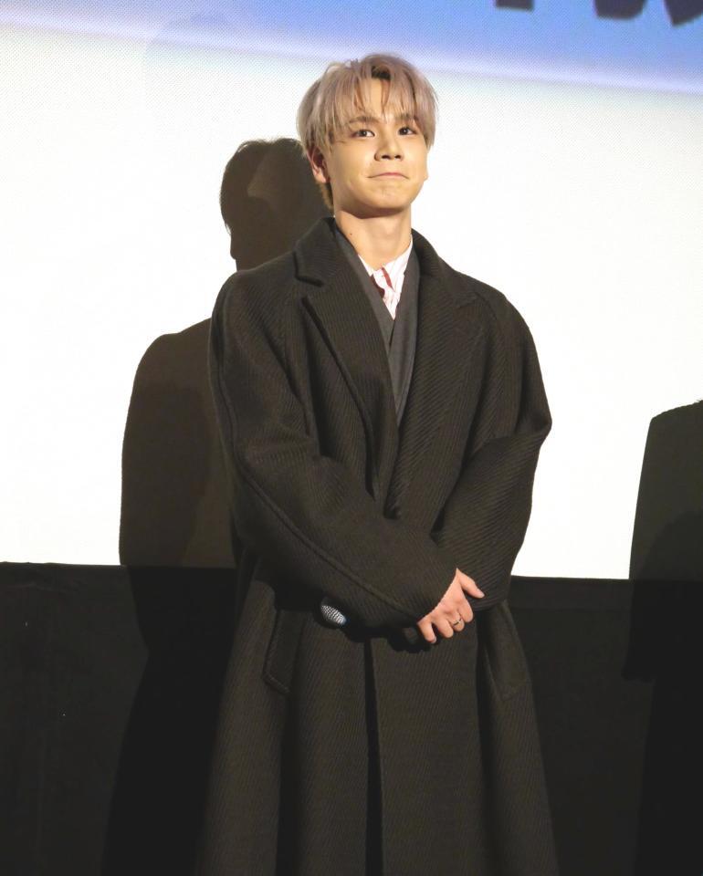 　舞台あいさつに緊張の面持ちで登場した豆原一成