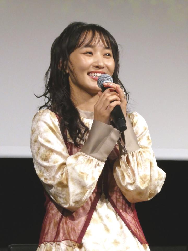 　笑顔でトークする菅井友香