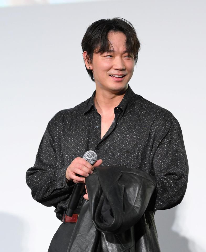 　映画「愚か者の身分」公開記念舞台あいさつ中、汗だくになりジャケットを脱ぐ綾野剛（撮影・伊藤笙子）