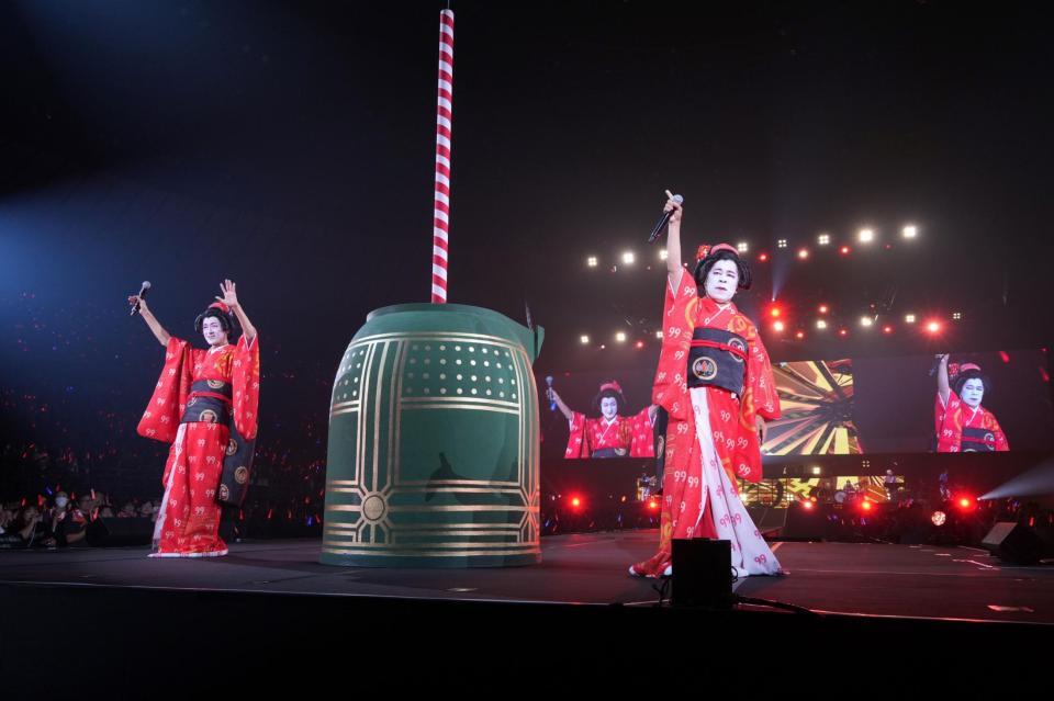 　女形の衣装で登場したナインティナイン