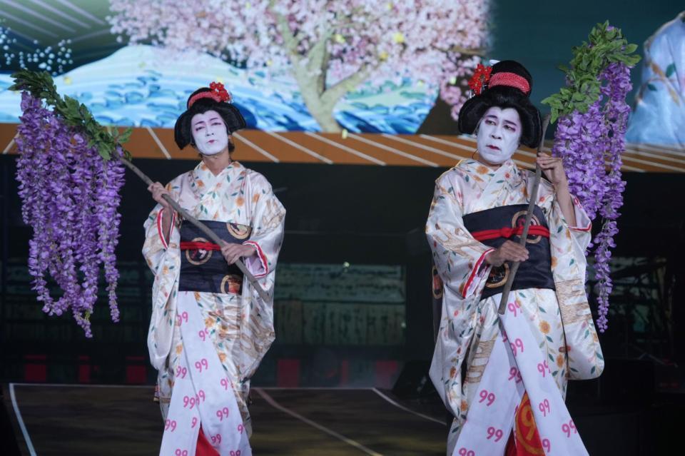 　女形の衣装で登場したナインティナイン