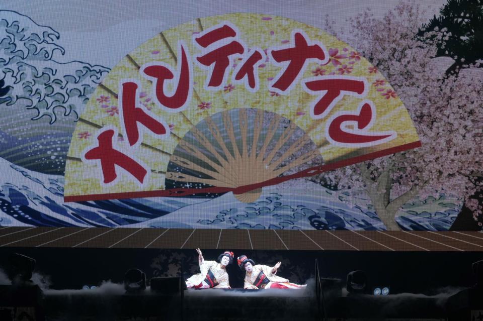 　女形の衣装で登場したナインティナイン