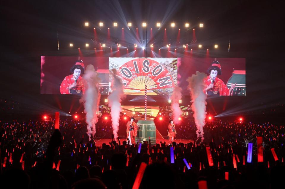 　女形の衣装で登場したナインティナイン