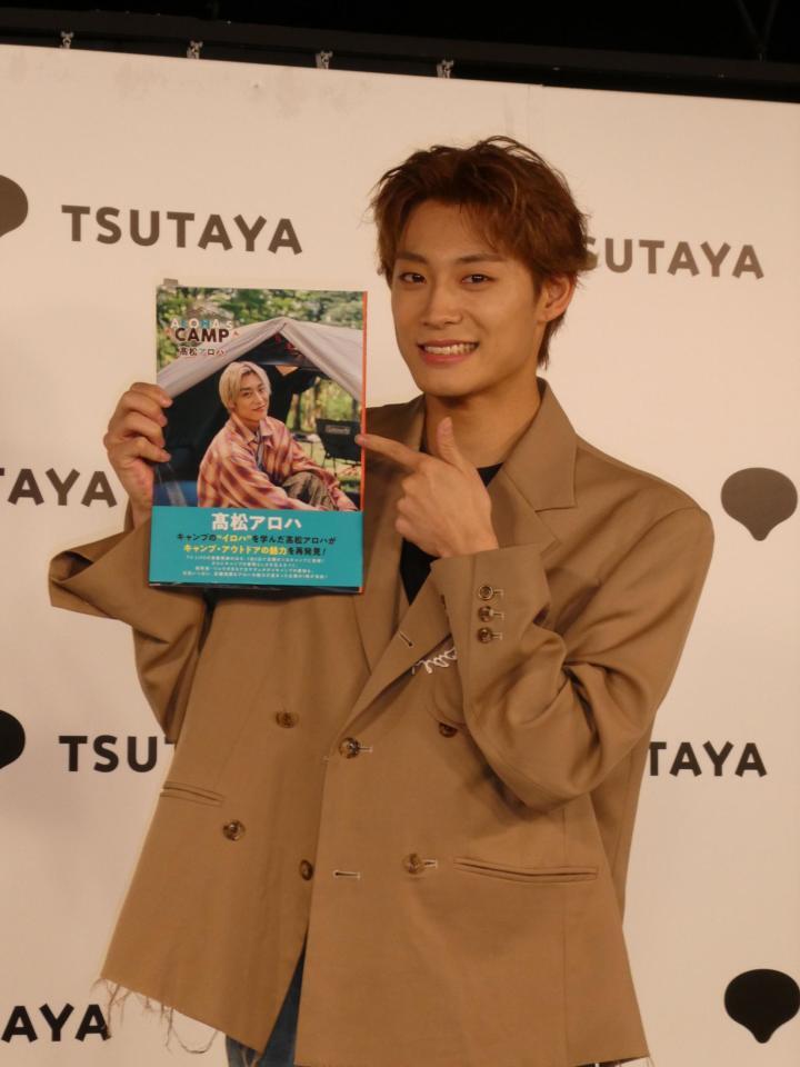 　撮影に応じる高松アロハ