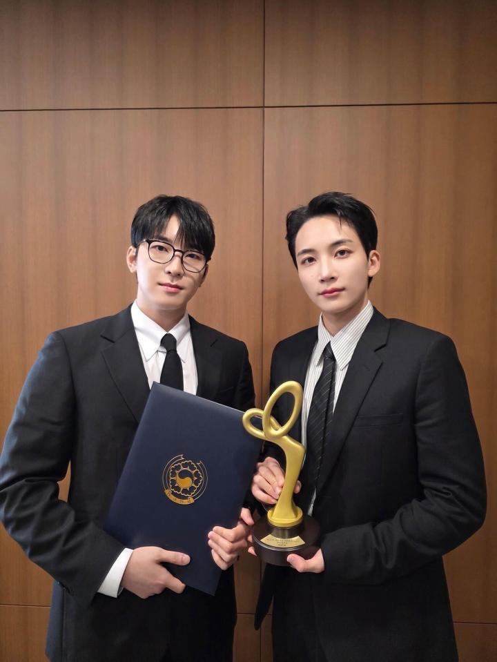 　ＳＥＶＥＮＴＥＥＮの公式Ｘ＠ｐｌｅｄｉｓ＿１７より（左から）ウォヌ、ジョンハン