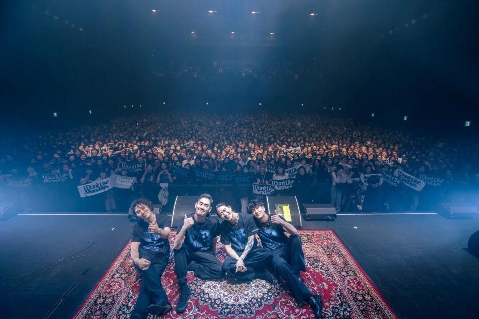 　初Ｚｅｐｐツアー完走でファンと笑顔を浮かべるＩ　Ｄｏｎ’ｔ　Ｌｉｋｅ　Ｍｏｎｄａｙｓ．の４人