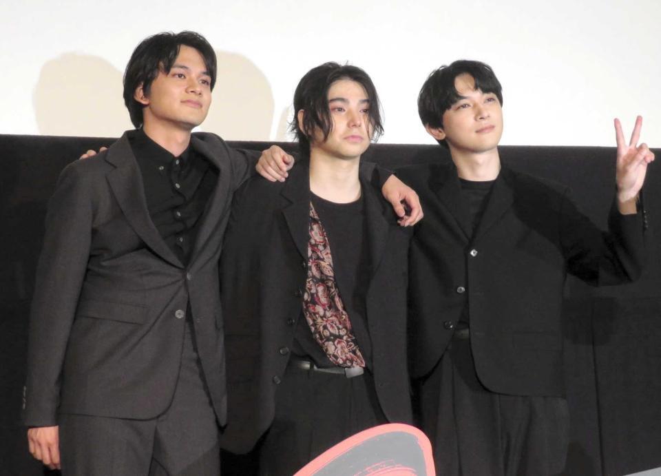 ２０２３年、映画「東京リベンジャーズ２」舞台あいさつで。仲良く肩を組む（左から）北村匠海、村上虹郎、吉沢亮