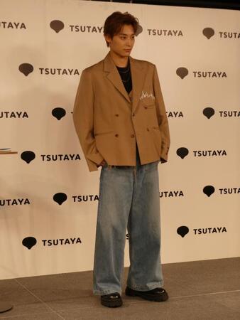 　撮影に応じる高松アロハ