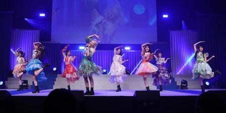 　会場を沸かせる私立恵比寿中学（撮影・佐々木彰尚）