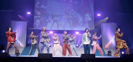 　熱いパフォーマンスを見せるＢＵＤＤｉｉＳ（撮影・佐々木彰尚）