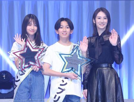 　グランプリに輝いた女子部門・岩瀬夕由さん（左）、男子部門・山中島世夏さん（中央）、プレゼンターの北川景子（撮影・佐々木彰尚）