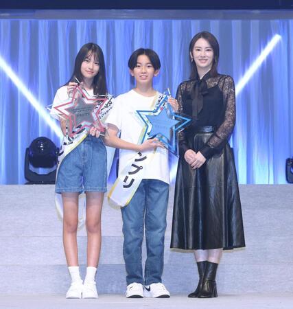 　グランプリに輝いた女子部門・岩瀬夕由さん（左）、男子部門・山中島世夏さん（中央）、プレゼンターの北川景子（撮影・佐々木彰尚）