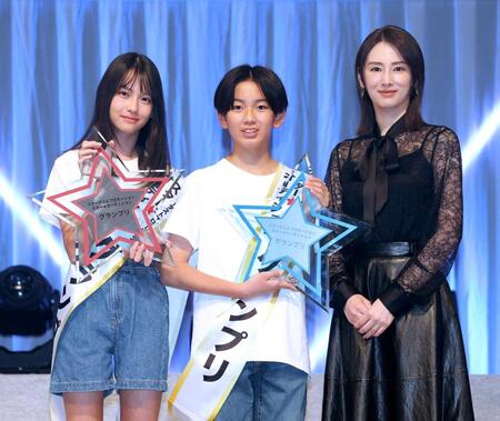 　グランプリに輝いた岩瀬夕由さん（左）、山中島世夏さん（中央）、プレゼンターの北川景子（撮影・佐々木彰尚）