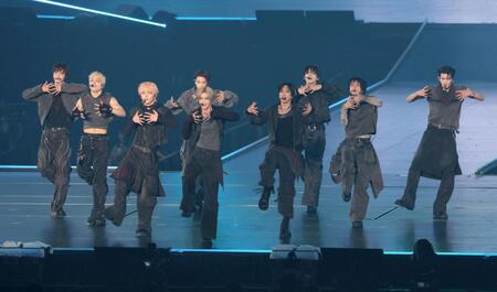 　息の合ったパフォーマンスで魅せる＆ＴＥＡＭの（前列左から）ＥＪ、ＭＡＫＩ、ＮＩＣＨＯＬＡＳ、Ｋ、ＦＵＭＡ、ＴＡＫＩ、（後列同）ＨＡＲＵＡ、ＹＵＭＡ、ＪＯ（撮影・石井剣太郎）