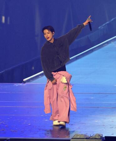 　会場を盛り上げる＆ＴＥＡＭ・ＨＡＲＵＡ（撮影・石井剣太郎）