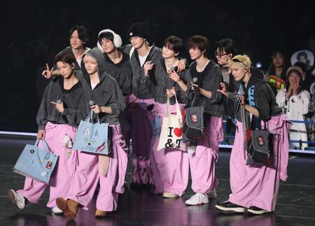 　（前列左から）ＨＡＲＵＡ、ＮＩＣＨＯＬＡＳ（後列左から）ＦＵＭＡ、ＴＡＫＩ、Ｋ、ＹＵＭＡ、ＥＪ、ＪＯ、ＭＡＫＩ（撮影・石井剣太郎）